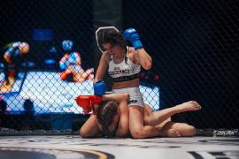 Fata din cușcă: La doar 18 ani, o orădeancă se bate în competiții internaționale de MMA pentru profesioniști (FOTO/VIDEO)