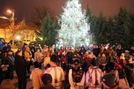 'Bucuria este adevăratul dar al Crăciunului': S-au aprins lumininţele de sărbătoare şi pe Dealul Păcii (FOTO)