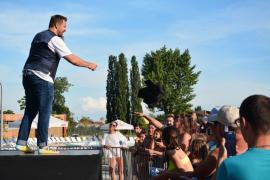 Puţini, dar inimoşi: Horia Brenciu a făcut show în faţa a sub 100 de spectatori, în Aquaparkul Oradea (FOTO / VIDEO)