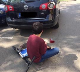 Lecţia de bun simţ: gestul unui copil care a lovit stopul unei maşini a devenit viral pe Facebook