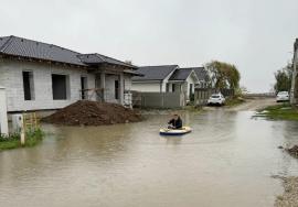 Cu barca pe stradă, în Sântandrei! Gest inedit făcut de un localnic (FOTO)