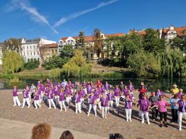 Aproape 100 de bihoreni au făcut mișcare, dans și yoga, pe malul Crișului Repede din Oradea (FOTO)