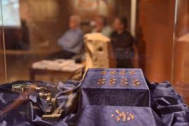 Monede de pe vremea lui Matei Corvin și piese de aur descoperite într-un mormânt din Biharia, într-o nouă expoziție la Muzeul Țării Crișurilor