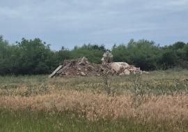 Ne enervează: Intrarea în satul Păușa s-a transformat în depozit clandestin de moloz (FOTO)
