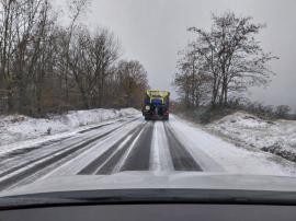 Se intervine pentru deszăpezirea drumurilor județene din Bihor. Niciunul nu e blocat, dar se circulă în condiții de iarnă (FOTO)