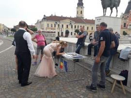 Au spus 'DA' şi împotriva corupţiei: Doi miri au 'dezertat' de la propria nuntă pentru a semna iniţiativa 'Fără penali în funcţii publice' în Oradea (FOTO)