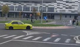 Șofer teribilist pe străzile din Oradea: Drifturile într-un sens giratoriu de lângă sala polivalentă l-au lăsat fără permis (VIDEO)