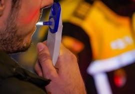 Bombă pe roți: L-au tras pe dreapta în Oradea și au descoperit un „cocktail” de alcool și droguri
