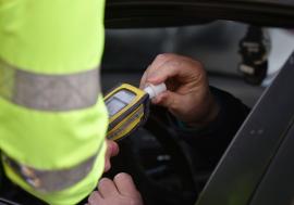 Apeluri în serie la 112: Un șofer beat a lovit mai multe mașini parcate la intersecția străzilor Sfântul Apostol Andrei și Sovata din Oradea