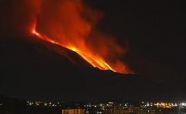 Vulcanul Etna a erupt pentru puţin timp (VIDEO)