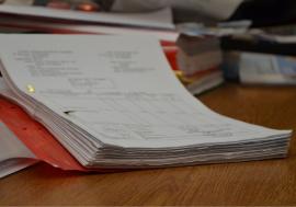 Şmecherii cu facturi: Administratoarea unei firme din Gepiu ar fi folosit 15 SRL-uri ca să țină compania sub pragul de TVA. Sechestru de peste 3,1 milioane lei