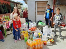 Sărbători mai frumoase pentru nevoiași: Caritas Catolica și Asociația Pro Bambini au donat pachete cu alimente, rechizite și jucării (FOTO)