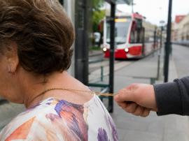 A urmărit o femeie prin Oradea și i-a smuls lanțul de aur de la gât. Tânăr din Oșorhei, arestat pentru tâlhărie