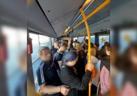 Călători înghesuiți într-un autobuz OTL, în zona Nufărul, după sistarea temporară a circulației tramvaielor