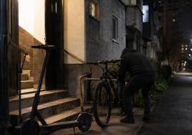 Furturi în serie în Oradea: Doi tineri au sustras trotinete și biciclete de peste 18.000 de lei. Paguba nu a fost recuperată