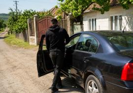 A furat o mașină lăsată descuiată, cu cheia în interior, și a condus-o fără permis. Tânăr de 27 de ani, reținut în Bihor