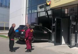 Accident la Galați: O șoferiță de 71 de ani a intrat cu bolidul în clădirea unei bănci, o altă femeie a fost rănită