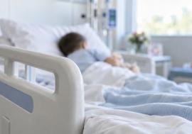 Copilul de 5 ani lovit de un TIR în Bihor a încercat să traverseze DN1 printr-un loc nepermis. Care e starea lui