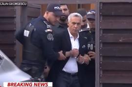 Călin Georgescu, ridicat încătușat de acasă și dus la Arestul Central. „Domnule președinte, fiți tare”, i-au strigat susținătorii (VIDEO)