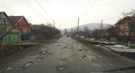 Cum arată un drum judeţean în Bihor. Locuitorii din Popeşti sunt nevoiţi să circule prin gropi şi noroi (FOTO)