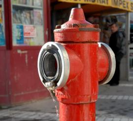 Vandalii îngreunează activitatea pompierilor: Hidranţii de incendiu, deterioraţi de orădeni