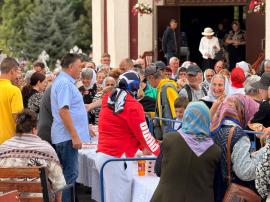 Hram cu pizza în loc de sarmale, la o biserică din Botoșani: 75 de cutii, împărțite credincioșilor (VIDEO)