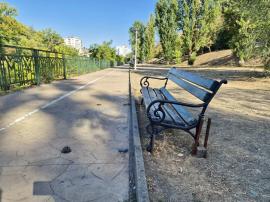 Ne enervează: Treabă de mântuială la băncile dintre podurile Dacia și Intelectualilor (FOTO)