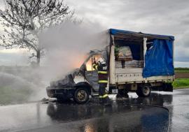 O camionetă a luat foc în mers în Bihor pe DN 79. Cabina s-a făcut scrum (VIDEO)