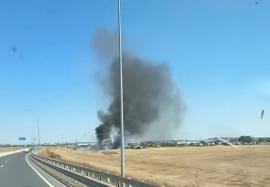 Incendiu în zona Parcului Industrial Borș: Focul s-a întins pe 1,3 hectare. Au fost afectate circa 30 de utilaje dintr-un parc de dezmembrări (VIDEO)