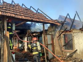 Incendiu în Budureasa: au ars două anexe gospodărești, patru porci au pierit. Pompierii au salvat casele