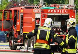 Casă cuprinsă de flăcări în Tăuteu. Pompierii intervin pentru stingerea incendiului