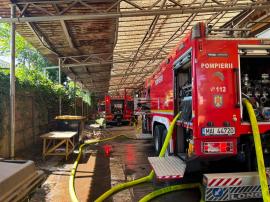 Incendiul de la hala de pe strada Războieni din Oradea a fost provocat de muncitori. Ce s-a întâmplat