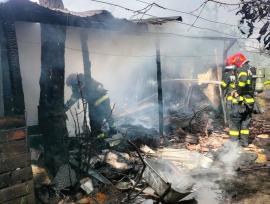 Incendiu puternic într-o gospodărie din Vadu Crișului. ISU avertizează părinții: Nu lăsați copiii să se joace cu focul! (FOTO)