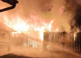 Incendiu violent într-o gospodărie din Mădăras: O magazie a ars din cauza unei afumători improvizate (VIDEO)