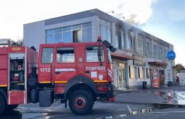 Foc la autogara din Nufărul: O încăpere de la etaj a fost cuprinsă de flăcări (VIDEO)
