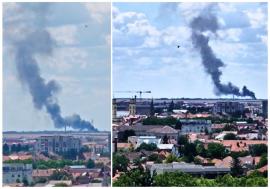 Incendiu violent la o fabrică de mobilă de lângă Oradea. Fumul negru și dens se vede de la kilometri depărtare (VIDEO)