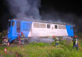 Incendiu la locomotiva unui tren de pasageri, în Bihor. Vagoanele au fost decuplate la timp