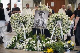 Ultimul drum al interpretei Maria Haiduc: artista, omagiată la Oradea cu aplauze și cântece populare (FOTO/VIDEO)