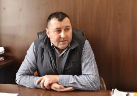 Primarul din Pietroasa, acuzat că a plătit avocați din banii comunei, deși Primăria avea jurist. Contabila, trimisă și ea în judecată