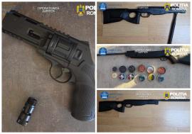 Arme neletale deținute ilegal, găsite la percheziții în Oradea, Brădet și Avram Iancu (FOTO)