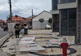 Femeie rănită de un gard doborât de vânt, în Oradea. Un copac a căzut peste o mașină