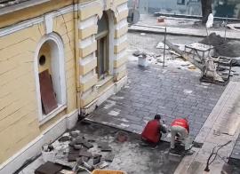 Cum muncesc italienii pe şantierele din Oradea: ascultând muzică din ţara lor şi fără multe pauze (VIDEO)