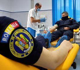 E criză de sânge: Jandarmii bihoreni au donat, pentru a-i ajuta pe medici să salveze vieţi