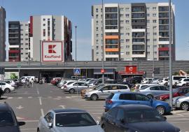 Parcările hipermarketurilor ar putea fi deschise noaptea pentru riverani. Kaufland vinde deja abonamente cu 3.600 de lei pe an