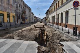 Constructorii au început săpăturile pe strada Avram Iancu din Oradea, pentru înlocuirea rețelelor. Se va ajunge la adâncimea de 7 metri (FOTO)