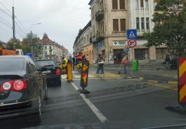 Exces de zel: Cozi de maşini pe strada Independenţei, din pricina lucrărilor făcute “în onoarea” preşedintelui Slovaciei