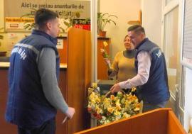 Mărtişor CAO: Doamnele şi domnişoarele au primit mărţişoare de la angajaţii Companiei de Apă (FOTO)