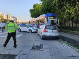 Neatenția unui șofer a blocat circulația tramvaielor în Parcul 1 Decembrie din Oradea (FOTO)