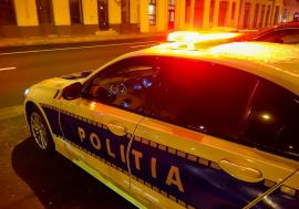 Doi tineri arestați după o bătaie într-un local din Oradea. I-au furat victimei lănțișoarele căzute pe jos