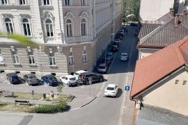 Trotuarele specialilor: Magistrații și avocații ocupă cu bolizii trotuarele Palatului de Justiție din Oradea